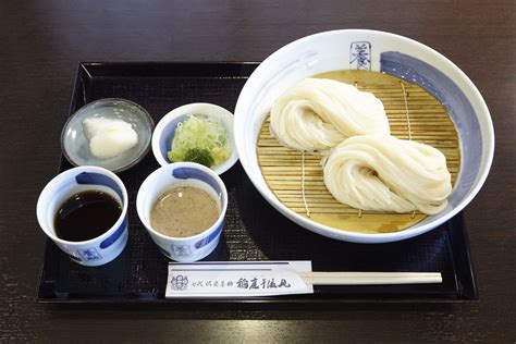   稲庭うどん、その黄金色の輝きはまさに「食の宝石」！